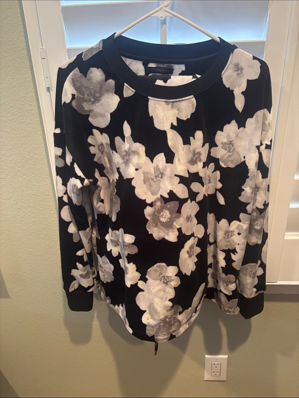 Donna Karan Black and White Floral Crewneck Sweatshirt